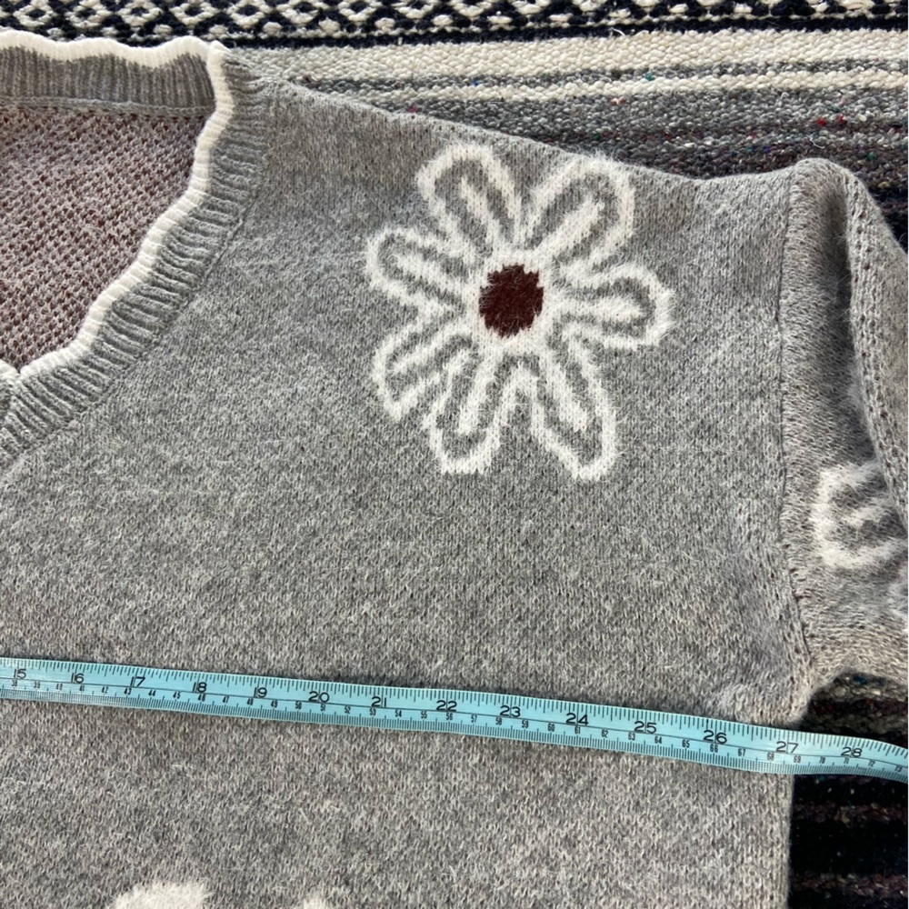 Gray Floral V-Neck Scalloped Sweater Volup Plus Size 4X/5X - Picture 2 of 8